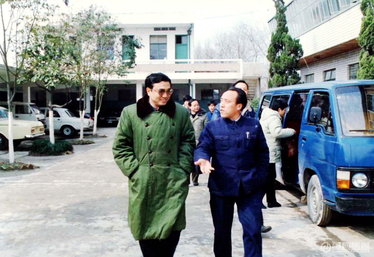 1988年1月31日， 團中央書記處書記李克強到我廠視察，魯冠球陪同參觀生產(chǎn)車間。.jpg