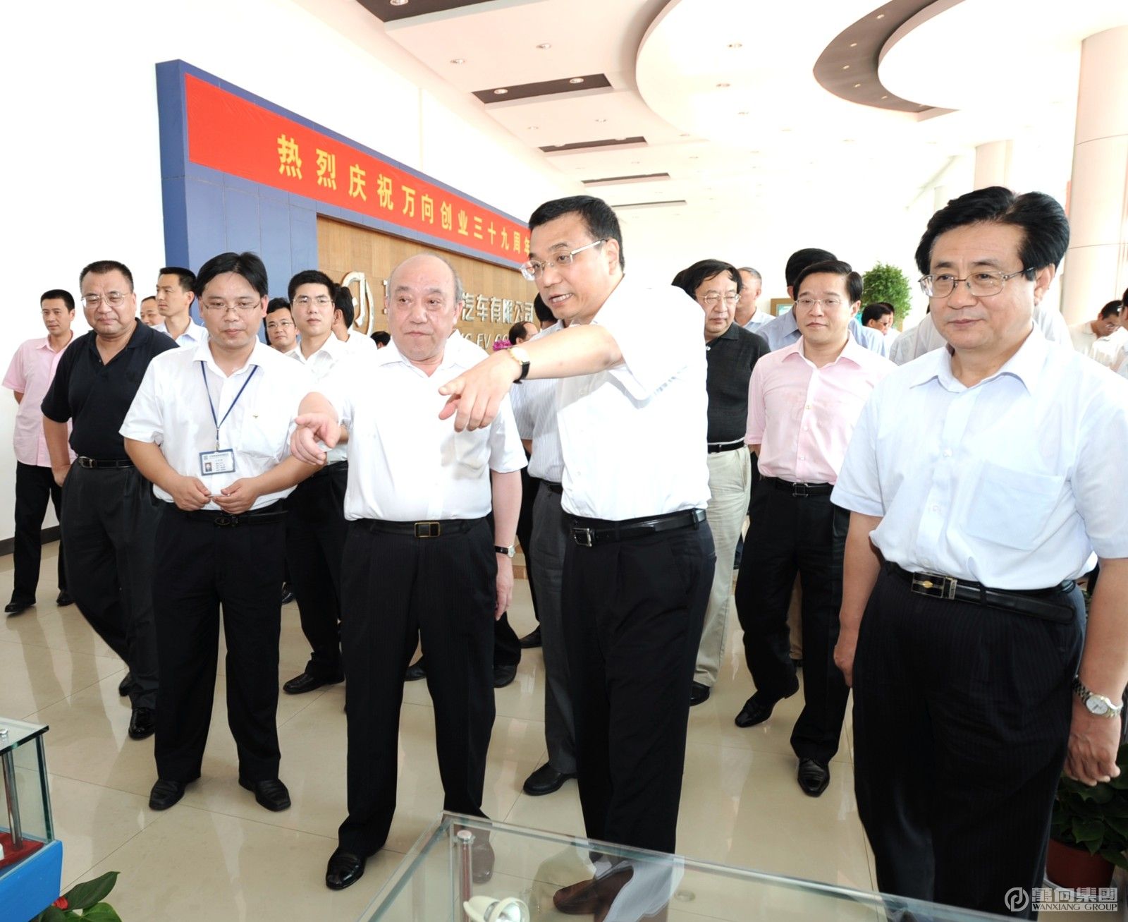2008年7月7日，國務(wù)院副總理李克強視察萬向電動汽車。.JPG