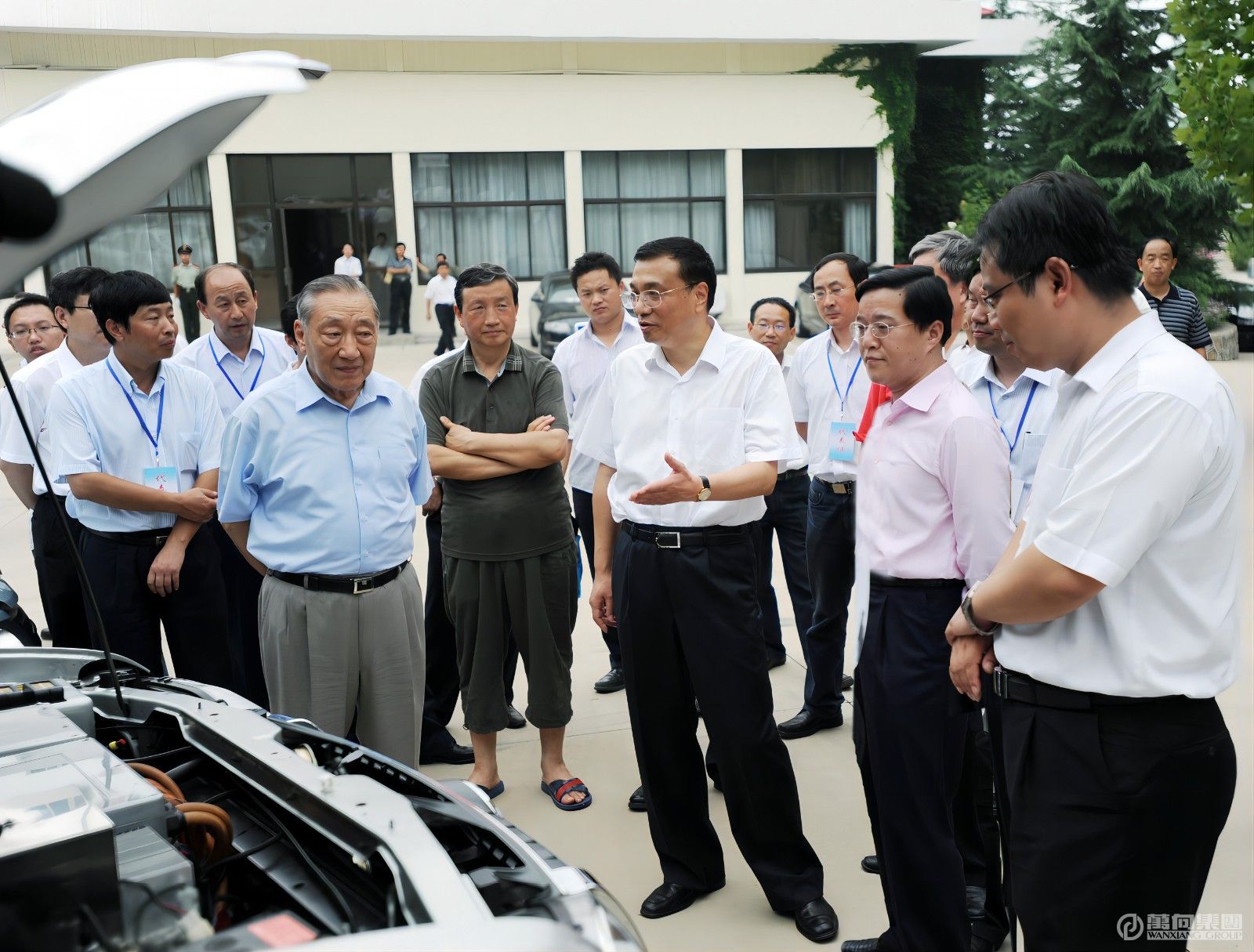 2009年8月5日，國務(wù)院副總理李克強等國家領(lǐng)導(dǎo)人在北戴河聽取萬向電動汽車匯報。(1).jpg