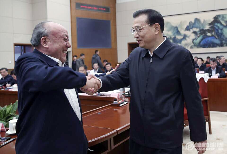 2016年1月25日，中央政治局常委，國務(wù)院總理李克強主持召開的專家學(xué)者和企業(yè)界人士座談會與魯冠球親切握手。.JPG