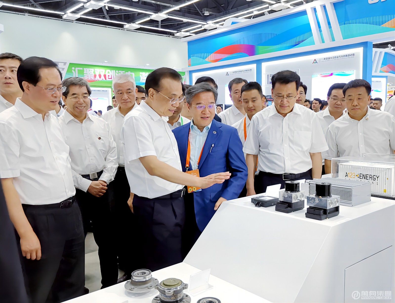 2019年6月13日，中央政治局常委，國務(wù)院總理李克強出席在杭州舉行的雙創(chuàng)周活動時，在萬向展臺聽取了魯偉鼎董事長的介紹。(1).jpg